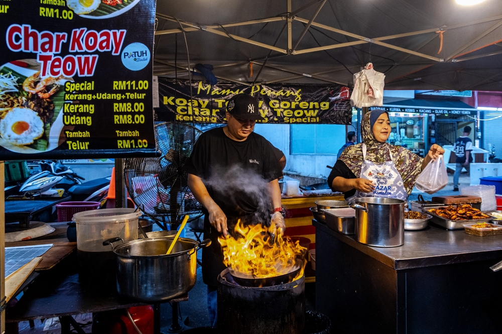 On-the-ground observations by ‘Malay Mail’ at several bazaars in the Klang Valley found that prices for staple dishes and beverages have crept up compared with previous years. — Picture by Firdaus Latif