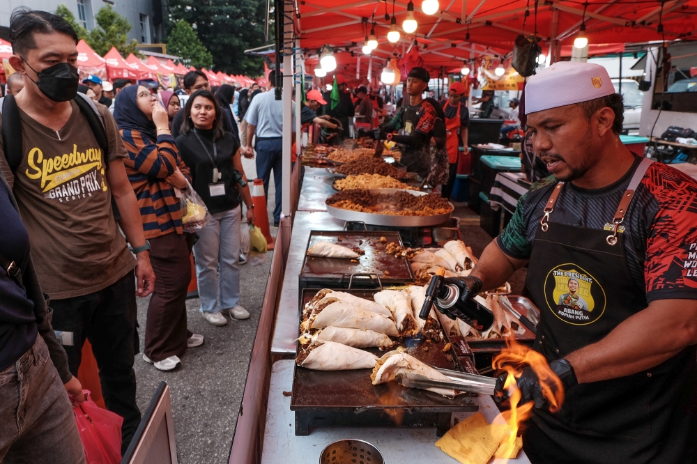 A vendor torches a burrito at the TTDI Ramadan bazaar in Kuala Lumpur, February 24, 2026. — Picture by Yusof Isa
