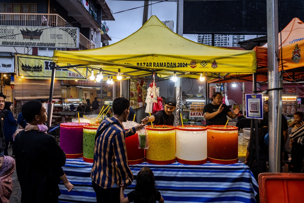 A vendor sells ‘air balang’ at the Ramadan bazaar in Kampung Baru on February 25, 2026. — Picture by Firdaus Latif