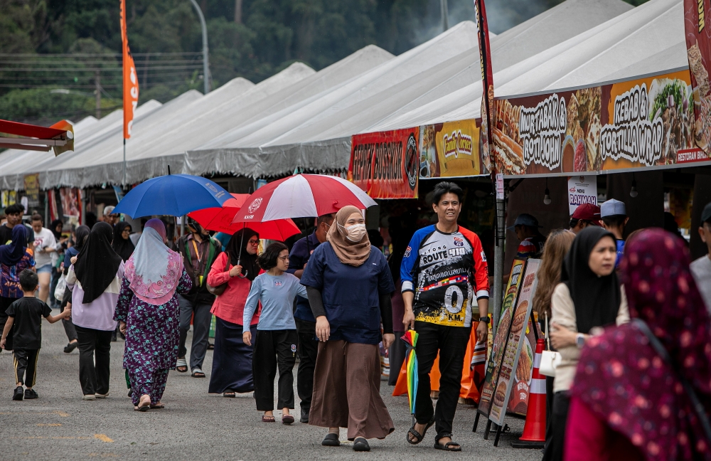 The Immigration Department (JIM) has intensified enforcement at Ramadan bazaars nationwide to curb the involvement of foreign nationals in illegal trading or working without valid permits. — Bernama pic