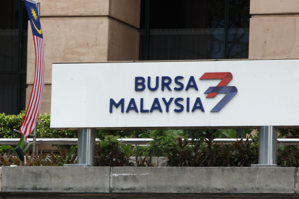 At 5pm, the FTSE Bursa Malaysia KLCI (FBM KLCI) eased 6.87 points, or 0.39 per cent, to 1,740.94, compared with Wednesday’s close of 1,747.81. — Picture by Raymond Manuel