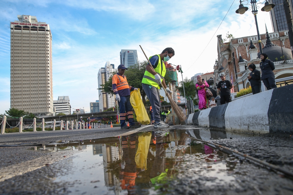 An offender serving community service orders gets hands-on experience cleaning public spaces. — Picture by Yusof Isa