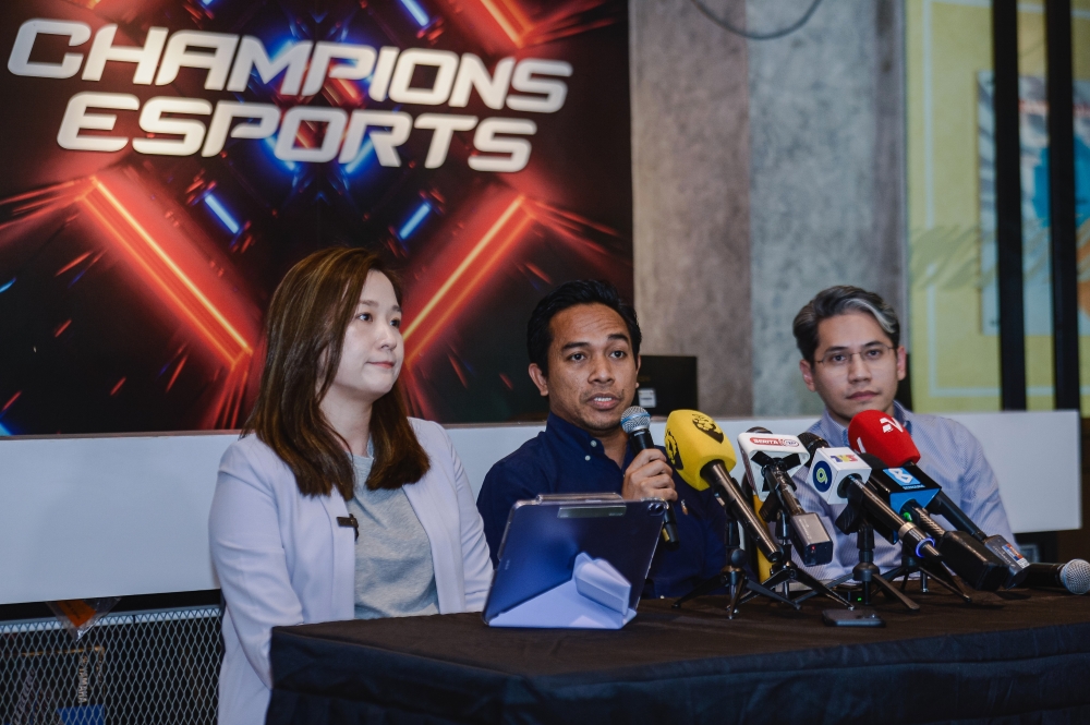 MESF President Muhammad Naim Al Amin Saharudin (2nd right) said that among the titles listed are games never contested before, specifically racing simulators. — Bernama pic   