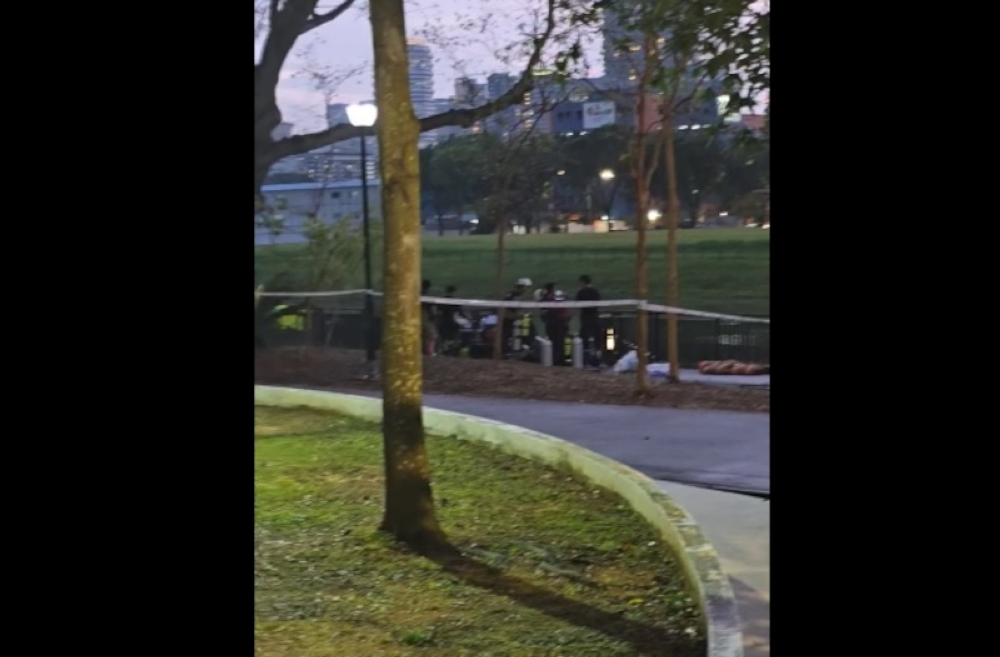 Police and the Singapore Civil Defence Force (SCDF) were alerted at about 10.35pm after reports of a person floating in the river. — Screengrab from social media