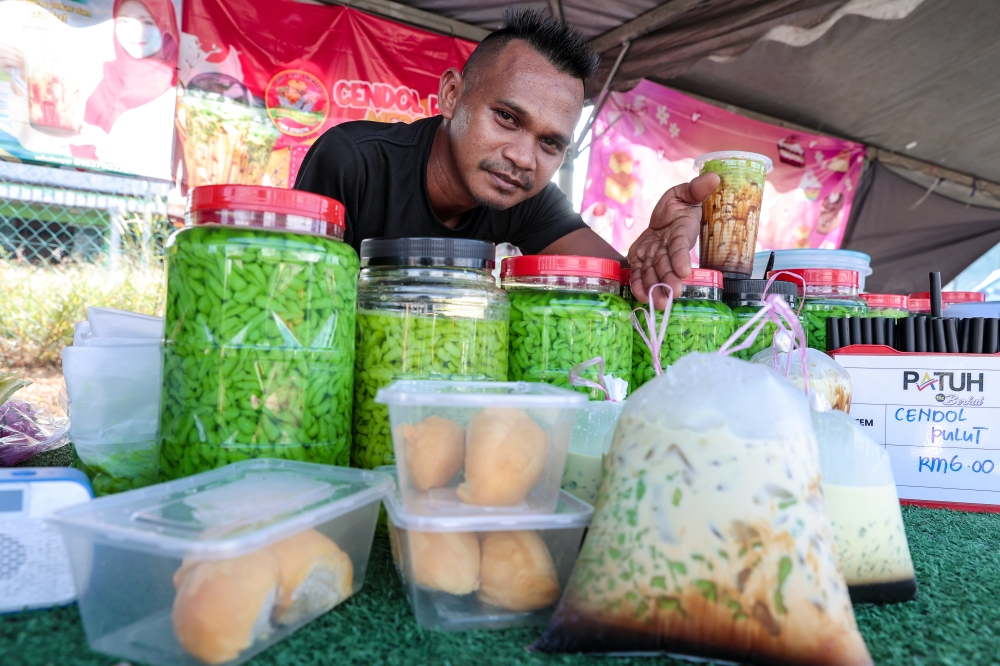 Mersing Cendol Padu trader Zulhairie Muda shows the cendol he sells at the Rahmah Ramadan Bazaar in Taman Wawasan, Mersing February 26, 2026. — Bernama pic