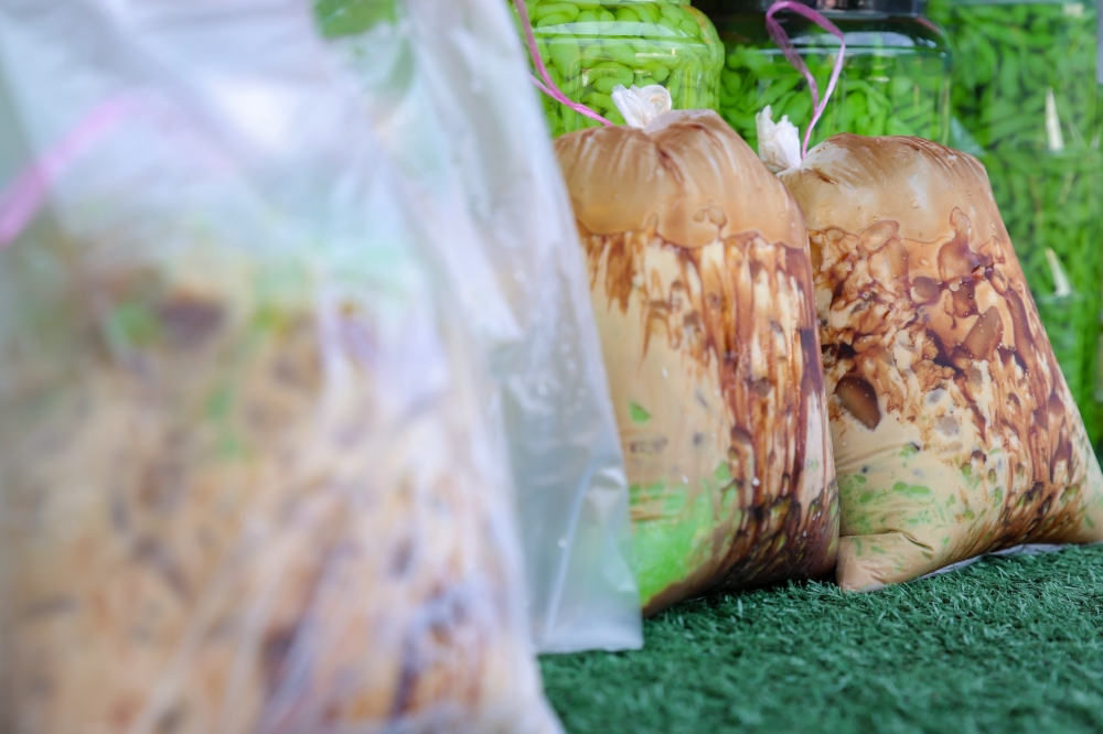 Cendol sold by Zulhairie Muda is seen at the Taman Wawasan Rahmah Ramadan Bazaar in Mersing February 26, 2026. — Bernama pic