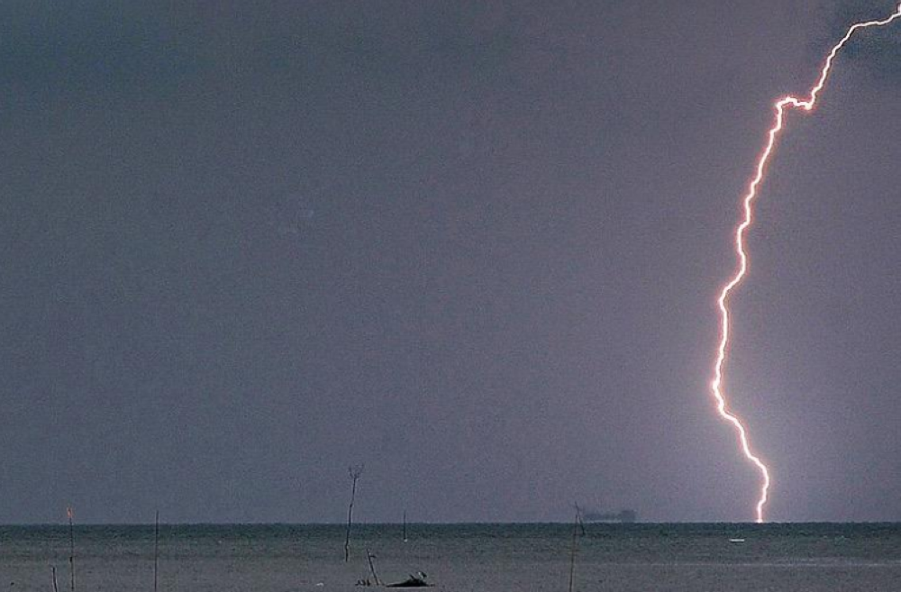 The Malaysian Meteorological Department (MetMalaysia) today issued a thunderstorm warning, with heavy rain and strong winds expected in Sabah and Sarawak until 6pm. — Bernama pic