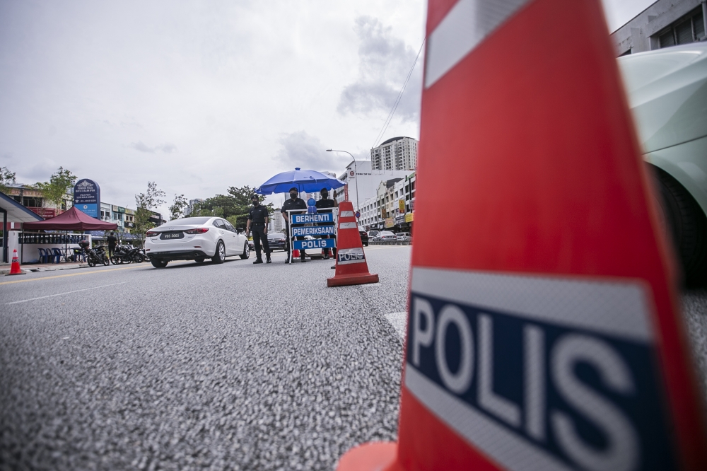 A file photograph shows a police road block in Kuala Lumpur on November 23, 2022. — Picture by Hari Anggara