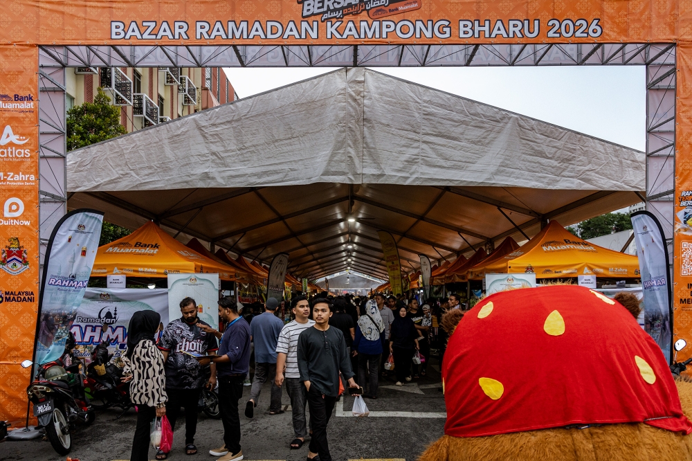 People look for food as they prepare to break their fast during the holy month of Ramadan at Kampung Baru on February 25, 2026. Johor authorities are investing after a woman complained on Facebook that a trader at a Johor Bahru Ramadan bazaar had sold her a chicken rice dish contaminated with maggots. — Picture by Firdaus Latif