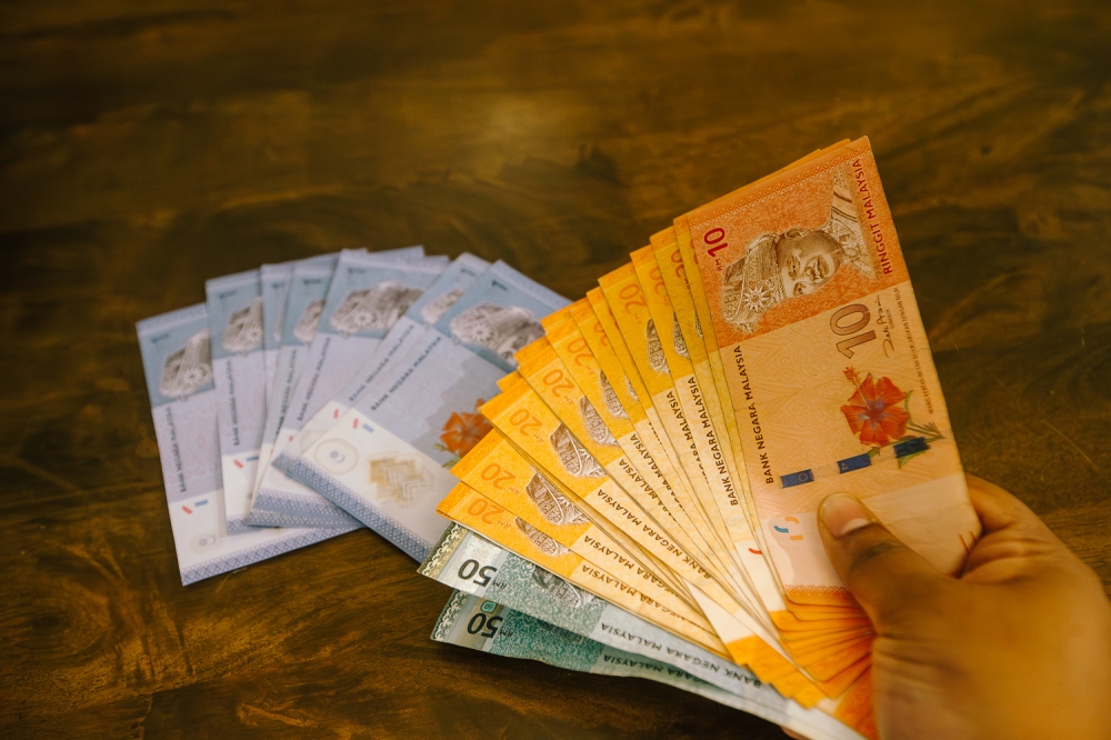 The ringgit closed mostly higher against Asean currencies today but eased against the US dollar and other major currencies as traders remained cautious amid geopolitical risks and uncertainties over US tariffs. — Picture by Raymond Manuel