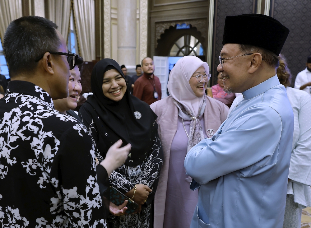 Prime Minister Datuk Seri Anwar Ibrahim also gave aid to seven heroic young men who jumped into Tasik Biru in Rawang, Selangor, on Feb 23 to rescue a mother and her two children. — Bernama pic