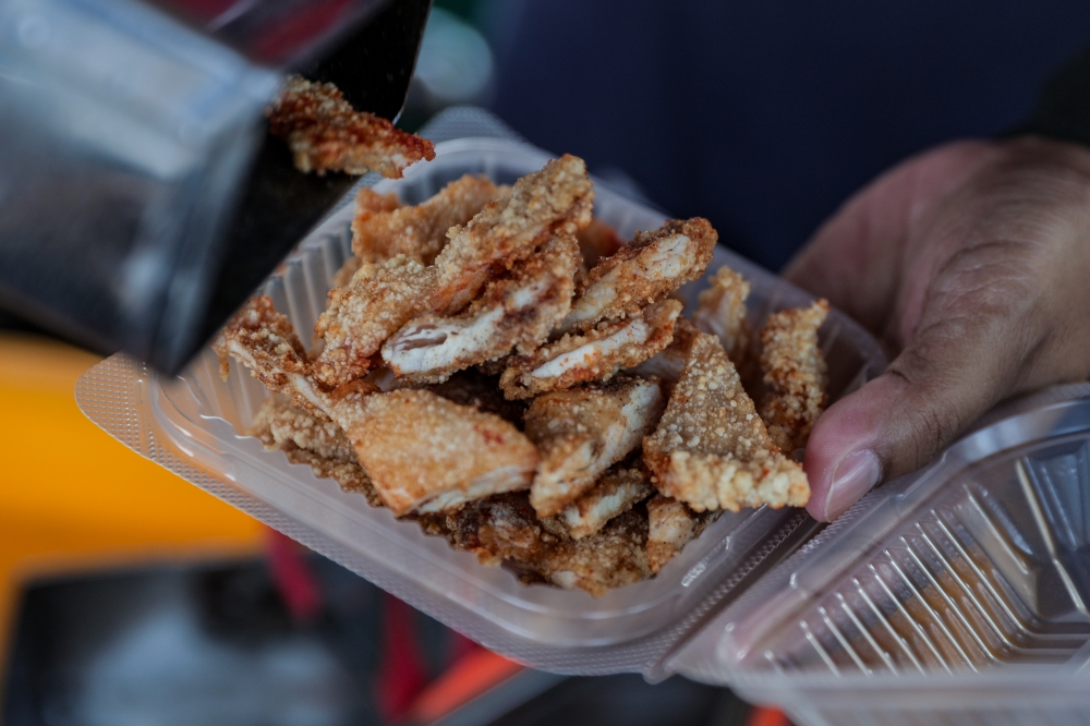 Wallet-friendly meals that cost only RM5 a pack wins fans as the Bazar Ramadan Rahmah in Taman Wawasan, Mersing, Johor enters its year fourth year. — Bernama pic