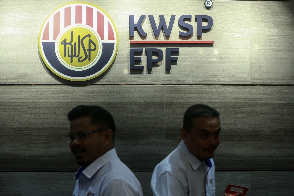 EPF CEO Ahmad Zulqarnain Onn today explained that the dividends can only be credited to every member’s three accounts in EPF, according to the level of savings in each account. — Picture by Sayuti Zainudin