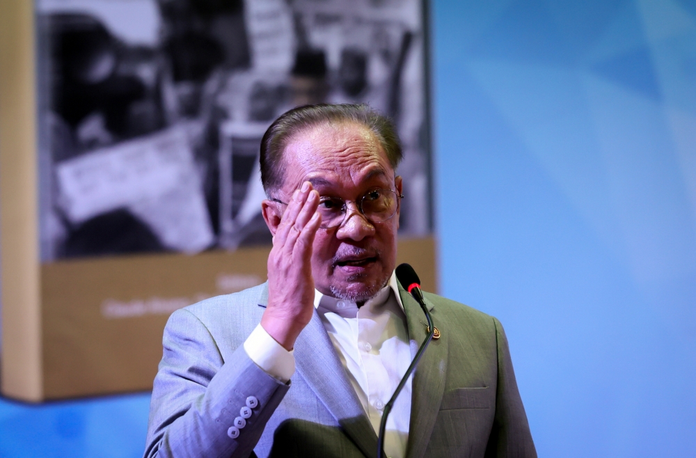 Prime Minister Datuk Seri Anwar Ibrahim said EPF’s 6.15 per cent dividend payout for 2025 shows strong fund management and continued public confidence despite global market challenges. — Bernama pic