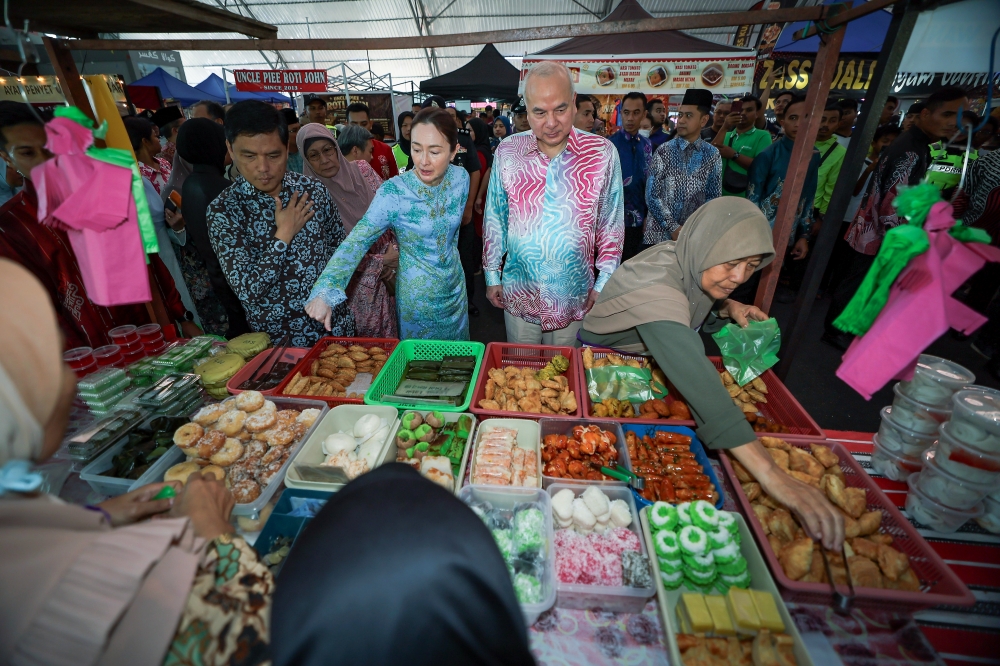 Sultan of Perak Sultan Nazrin Shah and Raja Permaisuri of Perak Tuanku Zara Salim browse various dishes at the Arena Kuala Kangsar Ramadan Bazaar, Kuala Kangsar February 28, 2026. — Bernama pic