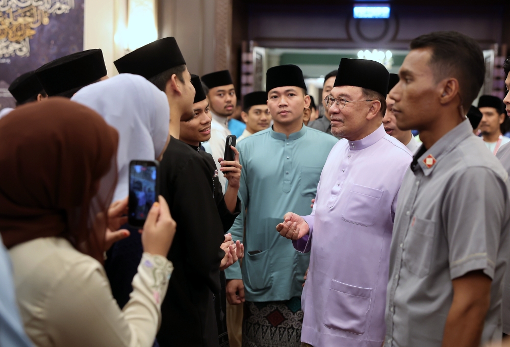Prime Minister Datuk Seri Anwar Ibrahim (second right) greets students at the Education Ministry and Higher Education Ministry breaking of fast event at Kompleks Seri Perdana, Putrajaya, February 28, 2026. — Bernama pic