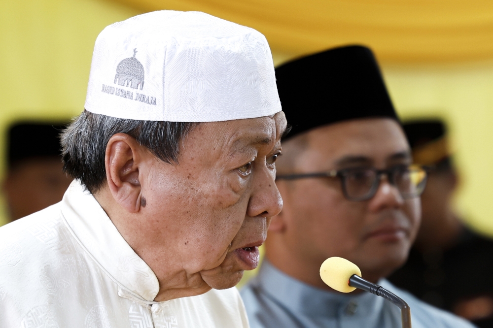 Sultan of Selangor, Sultan Sharafuddin Idris Shah said mosque donation funds are a sacred trust and must never be betrayed. — Bernama pic
