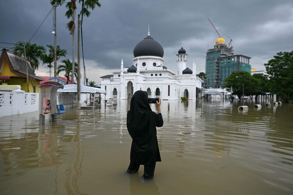 Perlis Menteri Besar Abu Bakar Hamzah said a rebate of 10 cubic metres (10,000 litres) equivalent to RM8.80 would be given to domestic consumers and 10 cubic metres (10,000 litres) equivalent to RM20.30 to eligible commercial consumers. The northern state was hit by severe flooding in November 2025 following days of heavy rain. — AFP pic