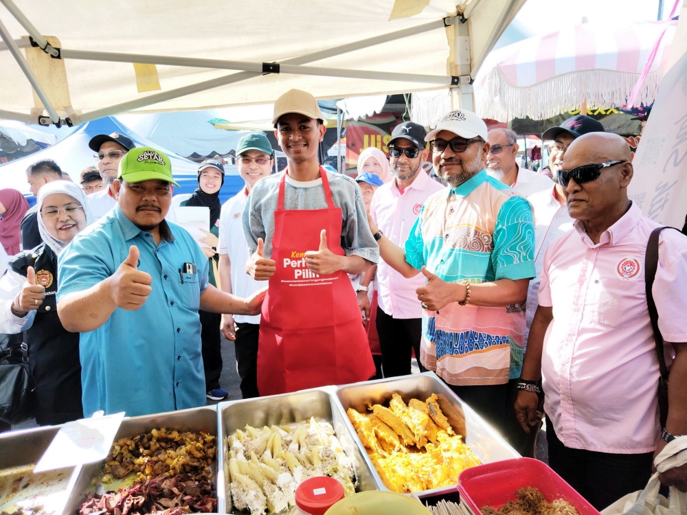 Kedah Housing, Local Government and Health Committee exco Mansor Zakaria (fourth from left) during a walkabout after officiating a food safety campaign at the Darul Aman Stadium Ramadan Bazaar in Alor Setar on March 1, 2026. — Bernama pic