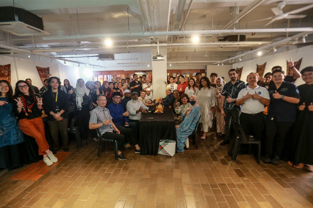 Participants having a group photo as they join the iftar organised by NGO Dari Dapur here at C-Space, Central Market. — Picture by Sayuti Zainudin