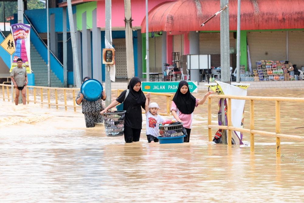 The number of flood victims in Sabah has decreased to 470 people from 180 families as of noon. — Bernama pic.