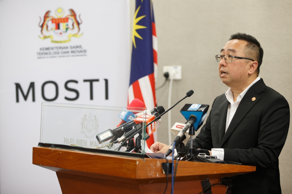 Minister of Science, Technology and Innovation (Mosti) Datuk Chang Lih Kang said the licence renewal comes with a strong stand of ‘no more new PDF (permanent disposal facility)’ to be built in Malaysia in the future. — Picture by Raymond Manuel