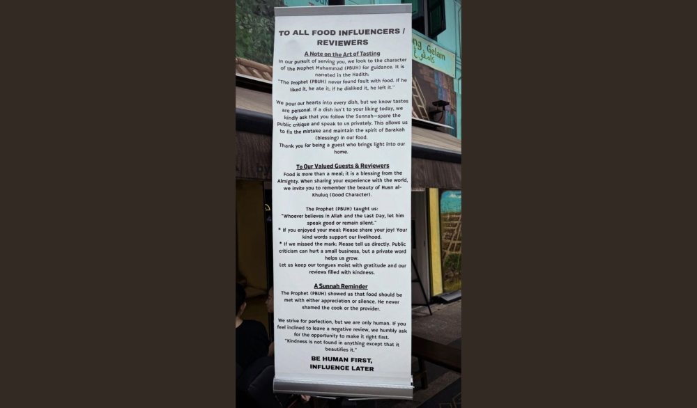 A reminder for kindness greets visitors at the entrance of the Kampong Glam Ramadan Bazaar in Singapore, sparking debate over food reviews and fairness to small vendors. — Picture via Reddit