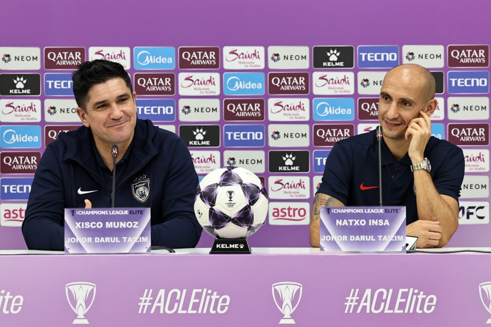 Johor Darul Ta’zim head coach Xisco Muñoz (left) and player Natxo Insa (right) are seen during a press conference in Iskandar Puteri March 3, 2026, ahead of their first AFC Champions League Elite Round of 16 match against Sanfrecce Hiroshima at Stadium Sultan Ibrahim tomorrow. — Bernama pic