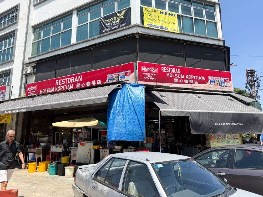 Restoran Hoi Sum Kopitiam serves food to hungry residents from the nearby Overseas Union Gardens area. — Picture by Lee Khang Yi
