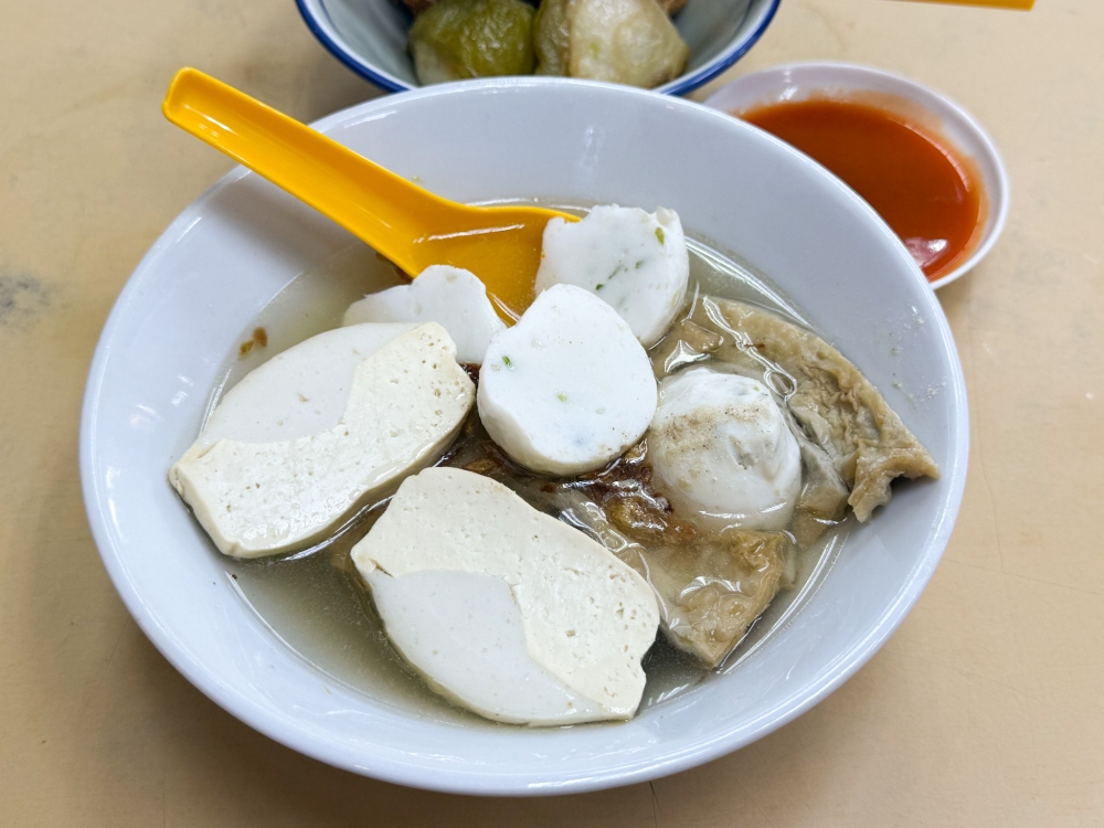 Select from fish balls or white tofu stuffed with fish paste from their ‘chee cheong fun’ stall. — Picture by Lee Khang Yi