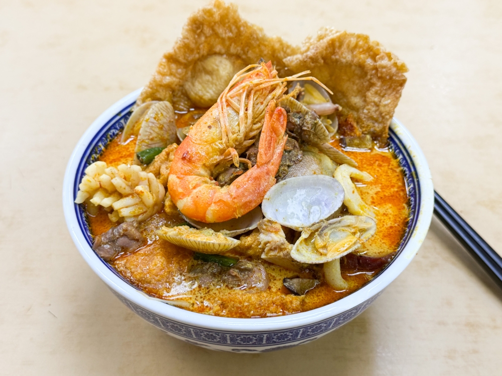 This Volcano Curry Mee is topped with so many ingredients. — Picture by Lee Khang Yi
