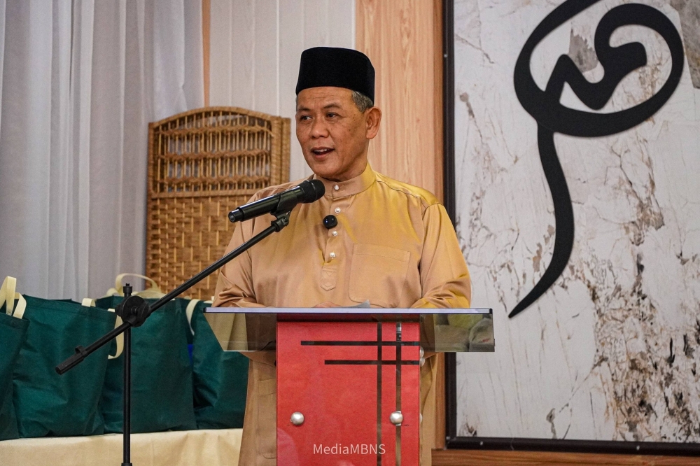 Negri Sembilan Menteri Besar Datuk Seri Aminuddin Harun has acknowledged that his official car sometimes goes through red lights, attributing the action to the demanding nature of his daily schedule. — Picture via Facebook