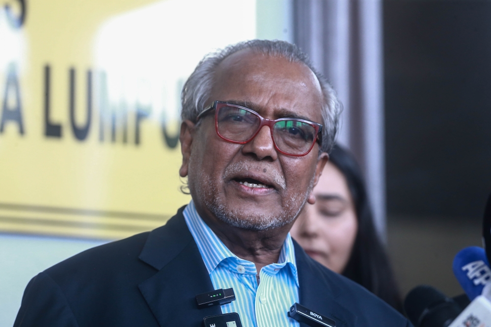 Najib’s counsel Tan Sri Muhammad Shafee Abdullah repeatedly pressed Shahrol Azral over his reliance on statements allegedly made by former SRC chief executive officer Nik Faisal Ariff Kamil. — Picture by Sayuti Zainudin