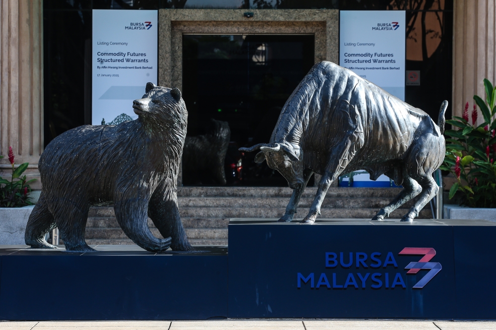 At 9.16am, the FTSE Bursa Malaysia KLCI (FBM KLCI) rose 3.86 points, or 0.22 per cent, to 1,702.08 from Wednesday’s close of 1,698.22, after opening 8.03 points higher at 1,706.25. — Picture by Yusof Mat Isa