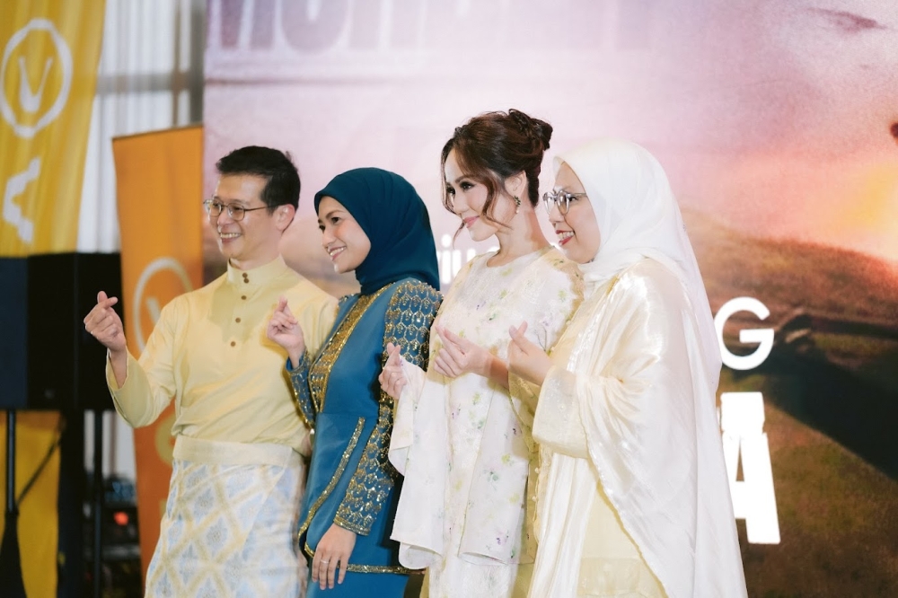 Ezzanie Jasny and Sophia Albarakbah take the spotlight in the upcoming thriller series ‘Setia Yang Terluka’. — Picture courtesy of Viu Malaysia