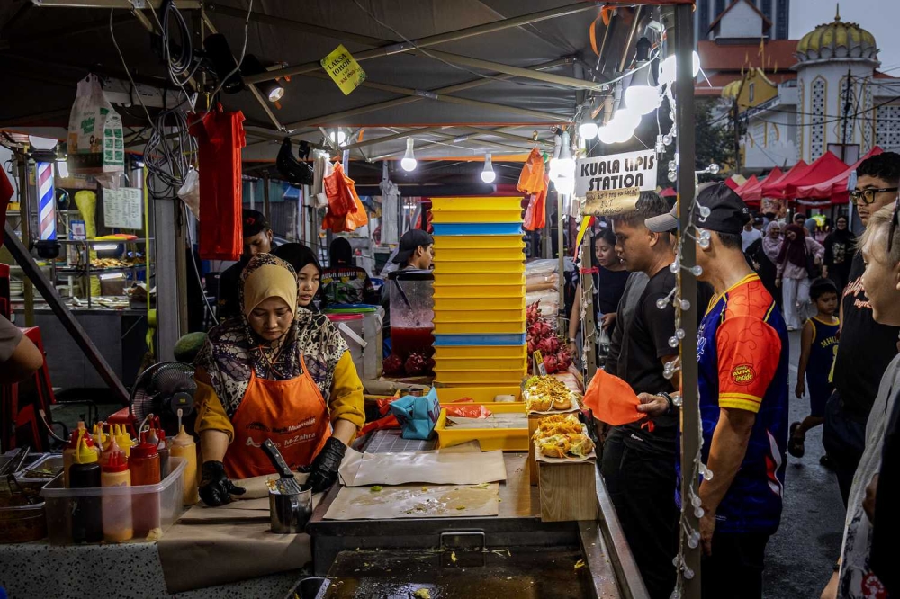 Stall rentals in Kuala Lumpur this year average around RM400, slightly lower than last year, but rising ingredient and labour costs continue to squeeze profit margins. — Picture by Firdaus Latif