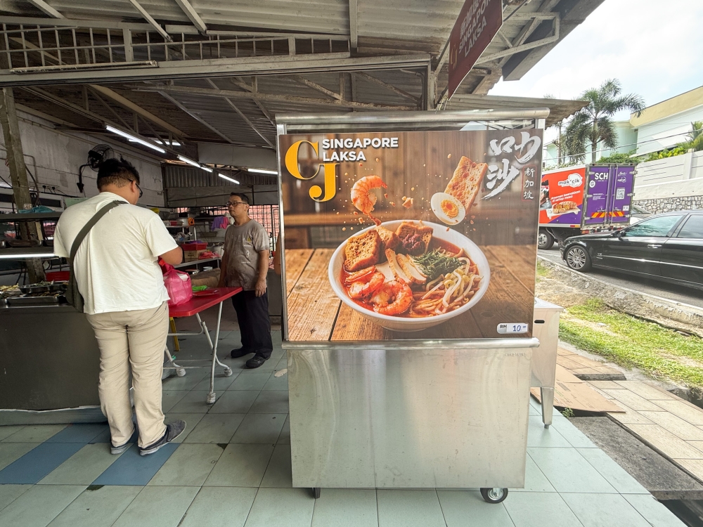 Find the stall at the outside area, next to the economy rice spread. — Picture by Lee Khang Yi