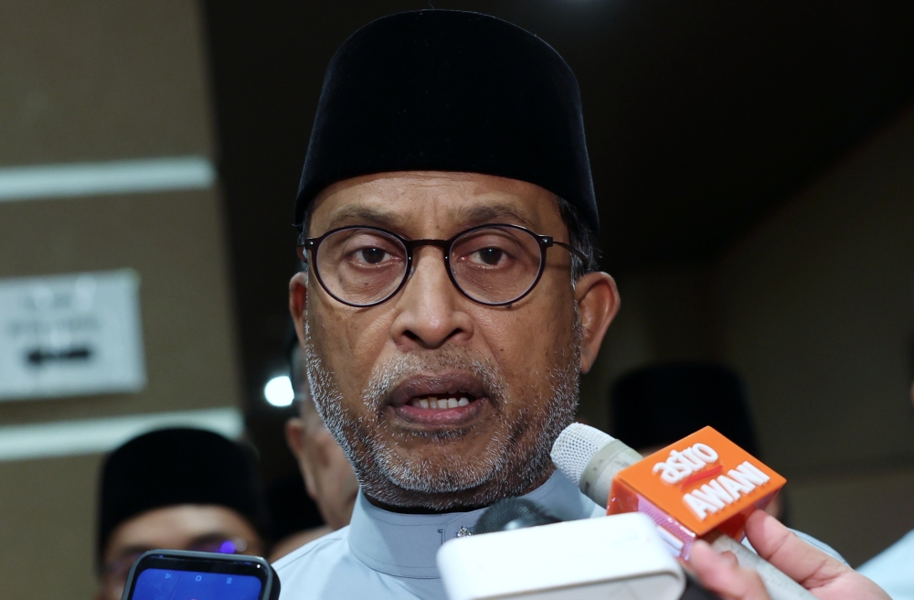 Datuk Seri Zambry Abd Kadir said the Higher Education Ministry is working closely with the Foreign Ministry to monitor the safety of Malaysian students in the Middle East. — Bernama pic