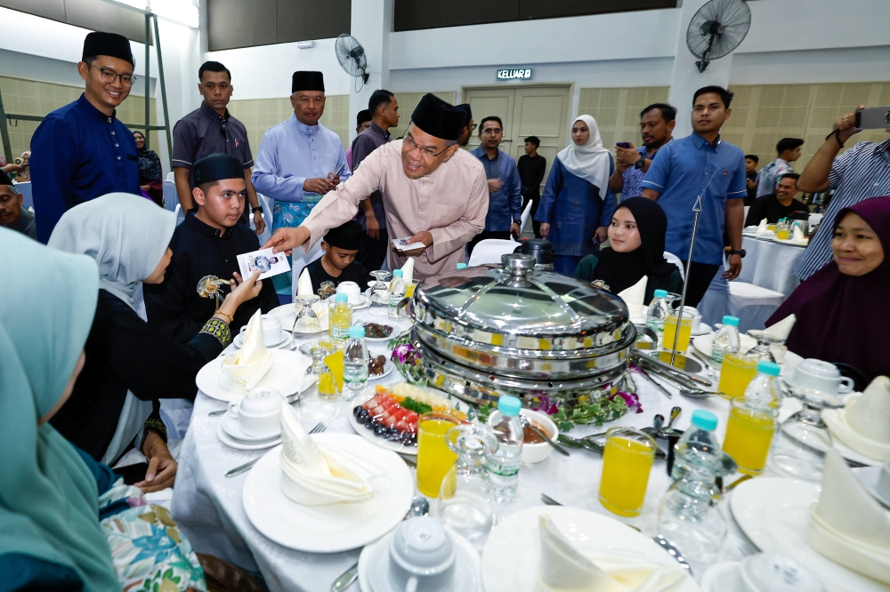 Home Minister Datuk Seri Saifuddin Nasution Ismail (centre) presents contributions to recipients at the Immigration Department’s iftar event at the Home Ministry Complex in Melaka March 5, 2026. — Bernama pic
