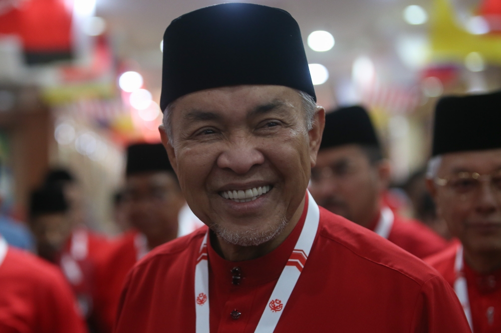 Umno president Datuk Seri Ahmad Zahid Hamidi today announced that the party is opening its doors unconditionally to former members and new supporters. — Picture by Yusof Isa