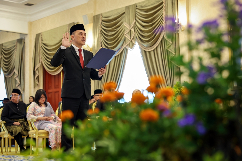 Bukit Tambun assemblyman Goh Choon Aik is sworn as Penang’s new state executive councillor in a brief ceremony held at Seri Mutiara in George Town March 6, 2026. — Bernama pic