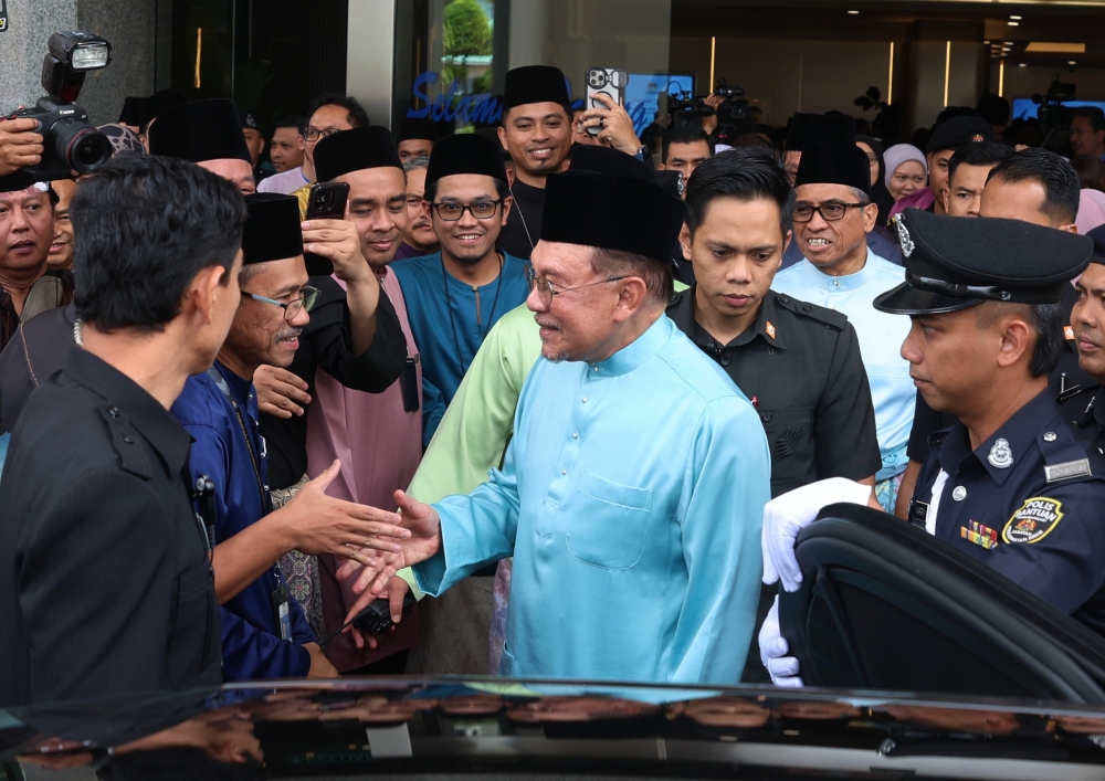 Prime Minister Datuk Seri Anwar Ibrahim meets staff of the Public Service Department during the Ihya’ Ramadan programme in Putrajaya March 6, 2026. — Bernama pic