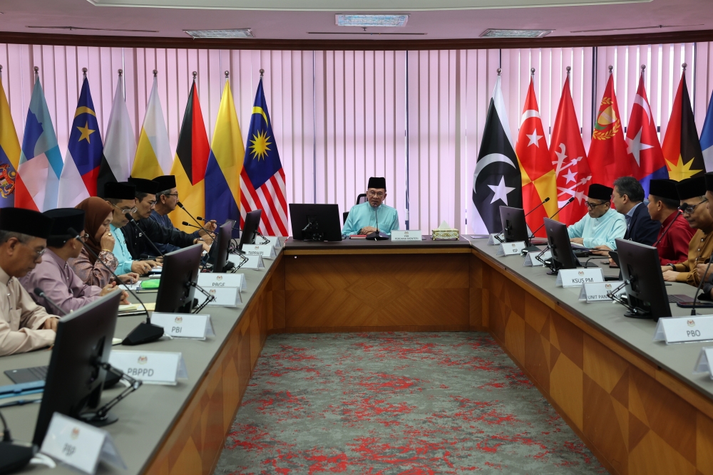 Prime Minister Anwar Ibrahim (centre) chairs a meeting during the Ihya Ramadan programme at the Public Service Department in Putrajaya March 6, 2026. — Bernama pic