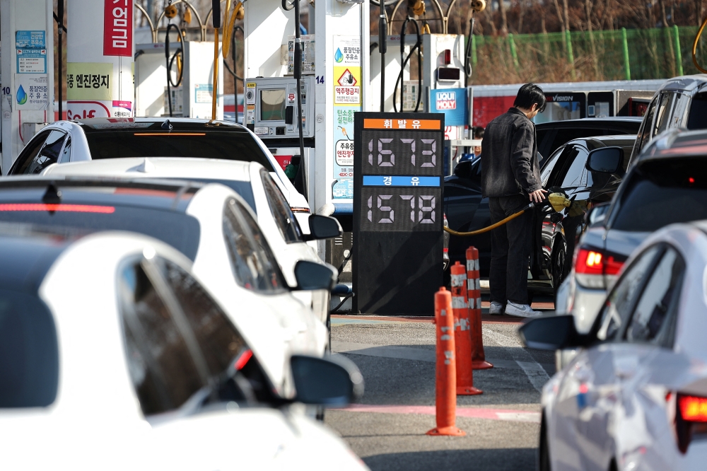 A man fills up his car as others wait in a line at a gas station in Seoul, South Korea, March 4, 2026. — Reuters pic 