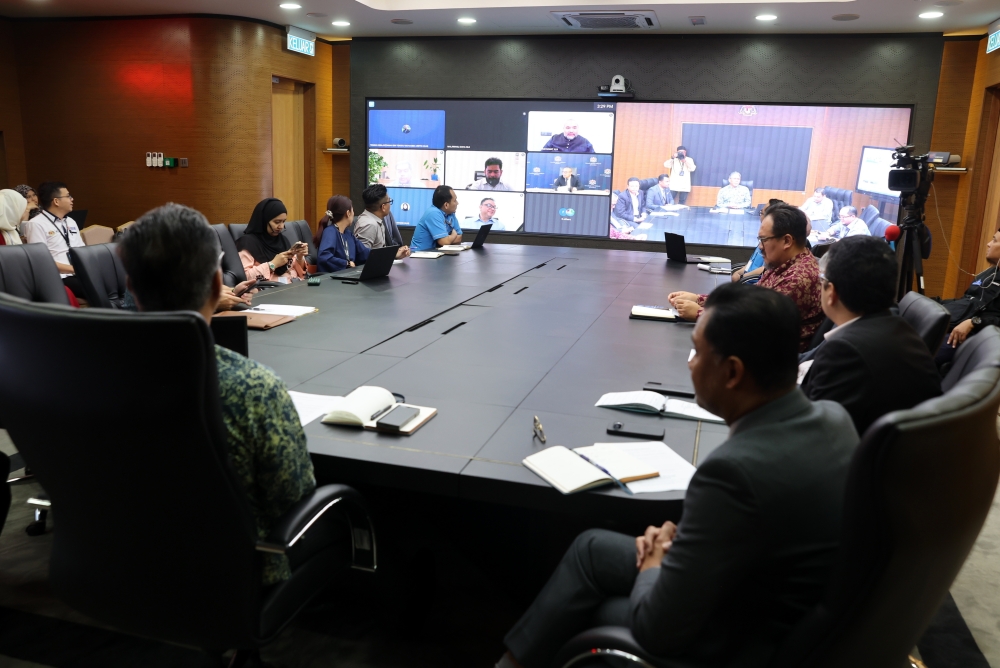 Wisma Putra Head of Protocol Ikram Mohd Ibrahim (left) discusses with representatives of Wisma Putra delegations in conflict countries at a media briefing session regarding the conflict in the Middle East at Wisma Putra March 6, 2026. — Bernama pic