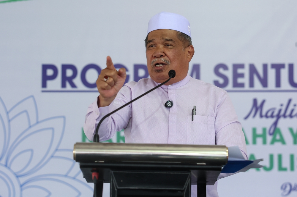 Minister of Agriculture and Food Security Datuk Seri Mohamad Sabu said the officers from KPKM’s food security and international divisions have been instructed to examine whether the tensions will impact oil prices and the country’s food export commodities. — Bernama pic