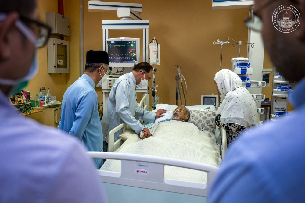 Prime Minister Datuk Seri Anwar Ibrahim visits PAS spiritual leader Datuk Hashim Jasin at Penang Hospital during a working trip to the northern region today. — Picture via Facebook/Anwar Ibrahim