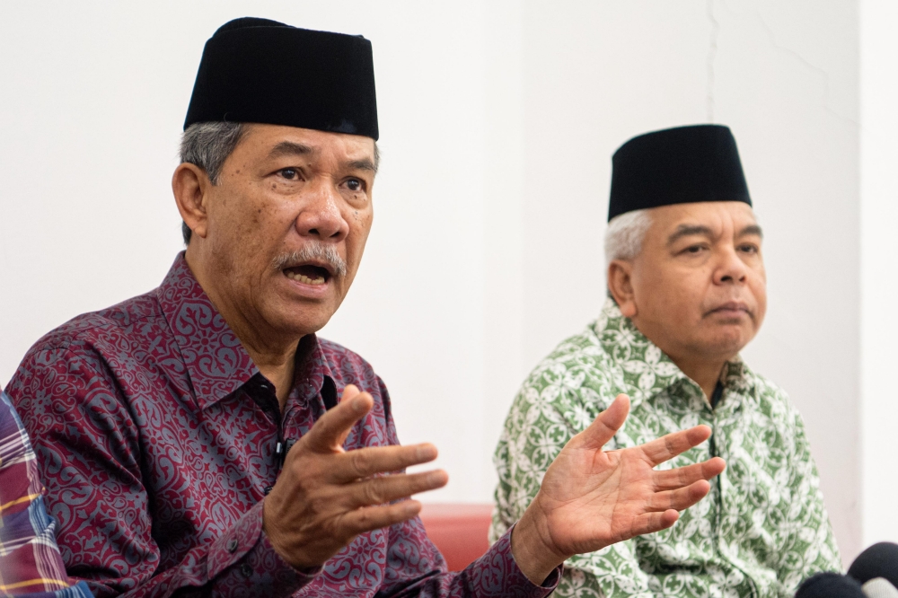 Foreign Minister Datuk Seri Mohamad Hassan (L) said the approval was to enable the government to act promptly without having to wait for a new Cabinet decision if the security situation in Middle East countries worsens. — Bernama pic