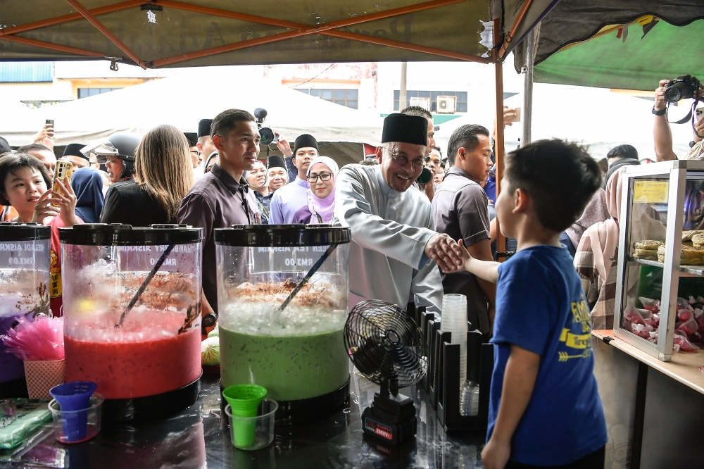 Prime Minister Datuk Seri Anwar Ibrahim, who arrived at the bazaar at 5.45 pm, was also accompanied by Home Minister Datuk Seri Saifuddin Nasution Ismail, Youth and Sports Minister Dr Mohammed Taufiq Johari and Kedah Menteri Besar Datuk Seri Muhammad Sanusi Md Nor. — Bernama pic