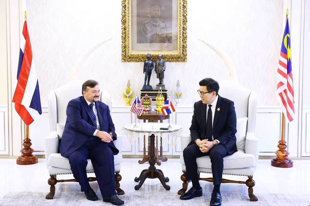 Malaysia’s Finance Minister II Amir Hamzah Azizan meets Thailand’s Deputy Prime Minister and Finance Minister Dr Ekniti Nitithanprapas in Bangkok to discuss economic cooperation and bilateral trade. — Picture via Facebook/MoFNewsStationThailand
